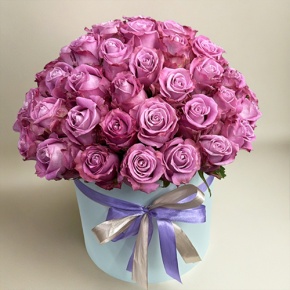 Композиция в шляпной коробке из 51 розы Меритим в Клину