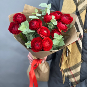 Букет из 11 ранункулюсов и эвкалипта в Клину