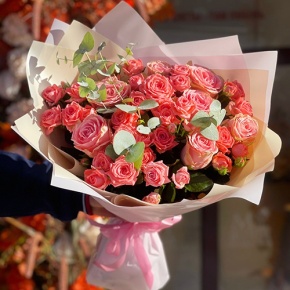 Букет "Деко" из кустовых коралловых роз и роз Софи Лорен в Клину