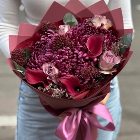 Букет "Импульс" из скиммии, калл, роз и хризантем Бигоуди в Клину