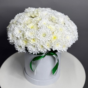 Композиция в шляпной коробке "Виолетта" из кустовых хризантем в Клину