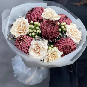 Букет "Всё что тебе касается" из хризантем Бигоуди, роз Эквадор Квиксенд и гиперикума в Клину