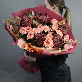 Букет "Осенний блюз" из хризантем Бигоуди, диантусов, скиммии и роз Риджентс парк  в Клину