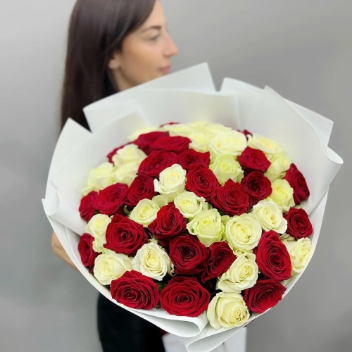 Букет из 51 красно-белой розы 70 см в Клину