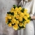 Букет из 25 лимонных роз с рускусом (40 см) в Клину