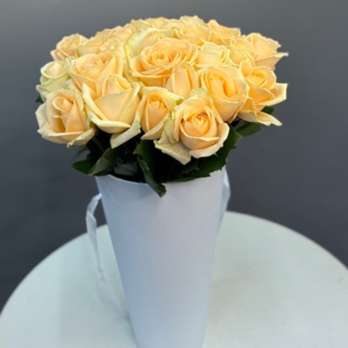 25 кремовых роз в конусе в Клину