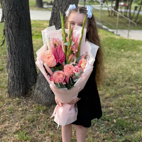 Букет на 1 сентября с гладиолусами, розами и антуриумом в Клину