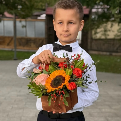 Деревянный ящик с подсолнухом, розами и калиной в Клину