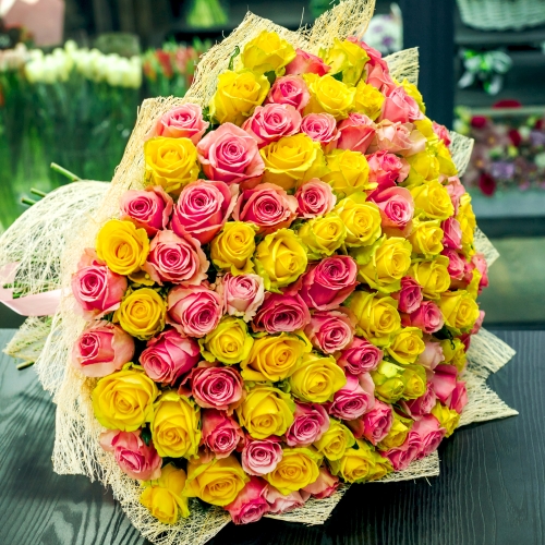 Букет из 101 розовой и лимонной розы (50 см) в Клину