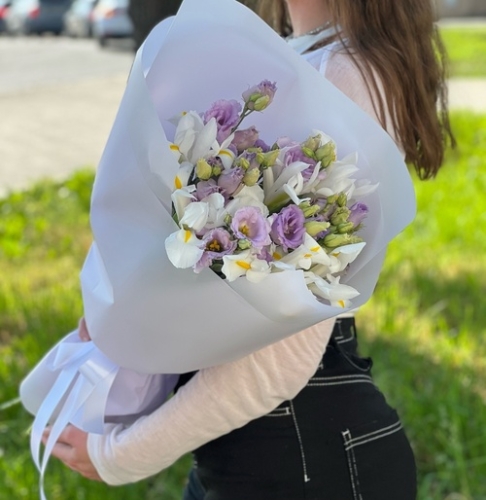 Букет "Вива ла дива" из эустом и ирисов в Клину