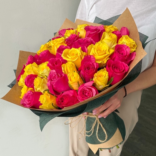 Букет из 51 малиновой и лимонной розы (40 см) в Клину