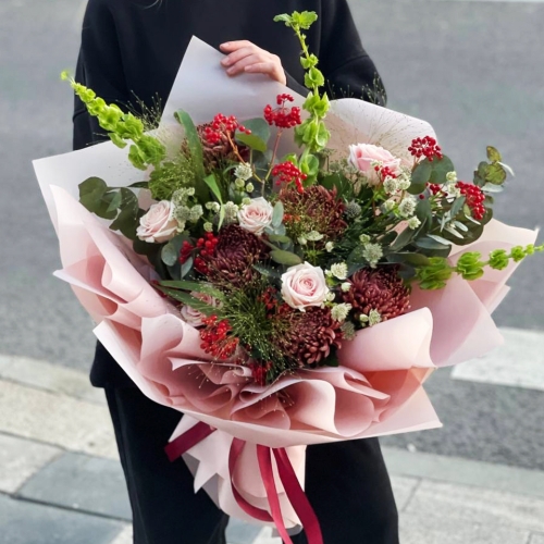 Букет "Вернисаж" из калины, хризантем Бигоуди, молюцеллы, паникума, роз и астранции в Клину