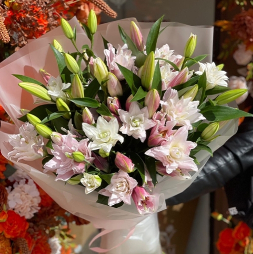 Букет из 11 ароматных пионовидных лилий в Клину
