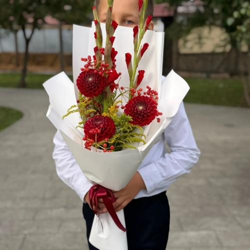 Букет на 1 сентября с красными гладиолусами, георгинами и калиной в Клину