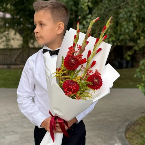 Букет на 1 сентября с красными гладиолусами, георгинами и калиной в Клину