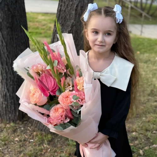 Букет на 1 сентября с гладиолусами, розами и антуриумом в Клину