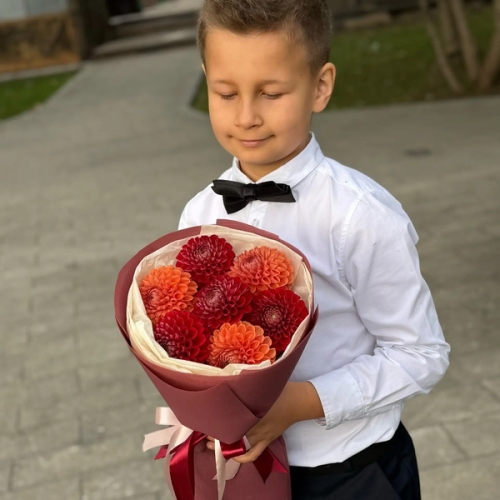 Букет из 7 сезонных георгин в Клину