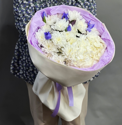 Букет "Грация" из ирисов, гортензии и кустовых хризантем в Клину