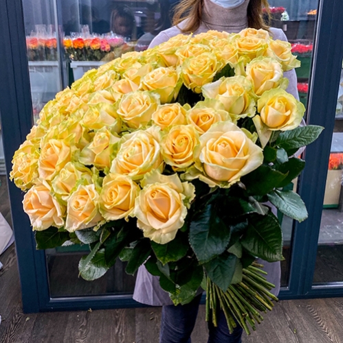 75 роз Аваланж (70 см) в Клину