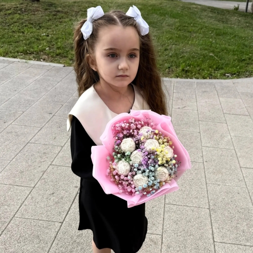 Букет на 1 сентября из шоколадных пионов и радужной гипсофилы в Клину