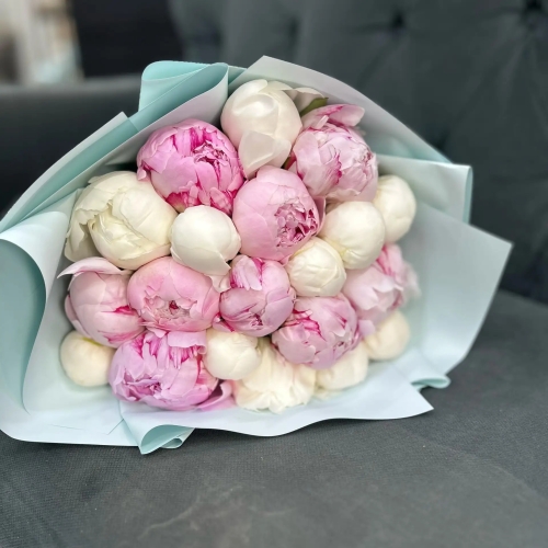 Микс из 19 бело-розовых пионов в Клину
