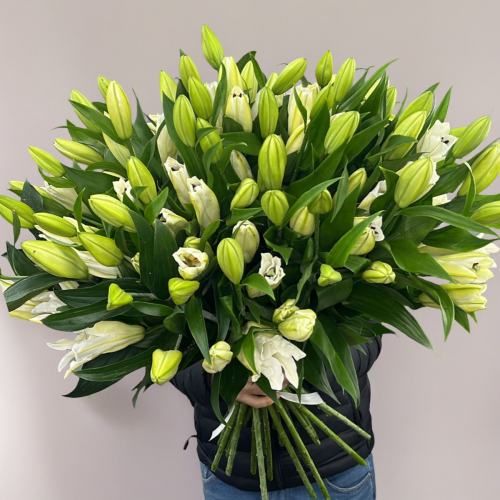 Объемный букет из 27 ароматных белых лилий в Клину