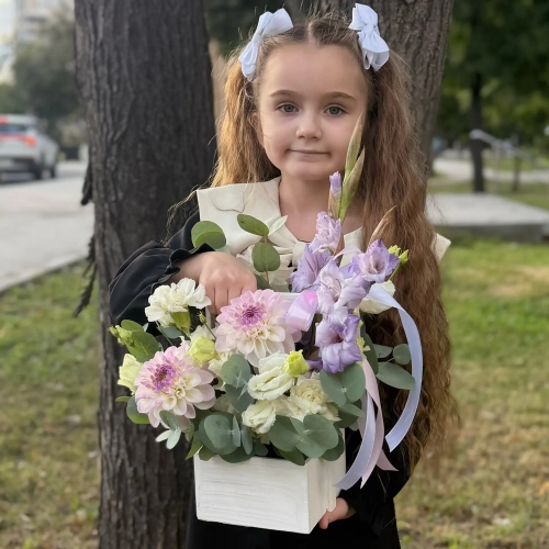 Композиция с георгинами на 1 сентября в белом ящике в Клину