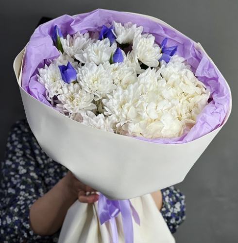 Букет "Грация" из ирисов, гортензии и кустовых хризантем в Клину