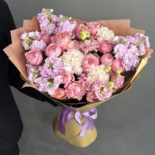 Букет "Амели" из ароматных маттиол, пионовидных кустовых роз Джульетта  эустом и диантусов в Клину