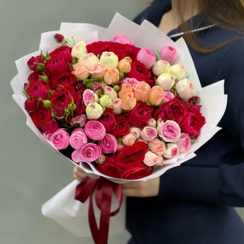Букет из 15 разноцветных веток кустовых роз в Клину