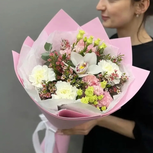 Букет с королевской орхидеей, диантусами, эустомой и шамелациумом в Клину
