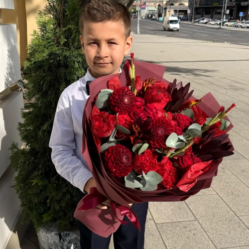 Букет с георгинами, розами и леукадендроном в Клину