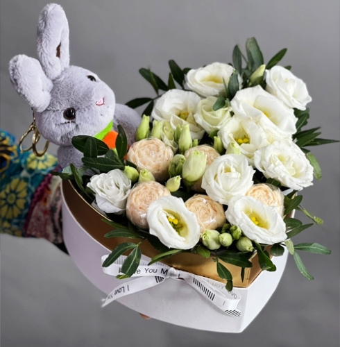 Композиция в коробке сердца из шоколадных пионов и эустом в Клину